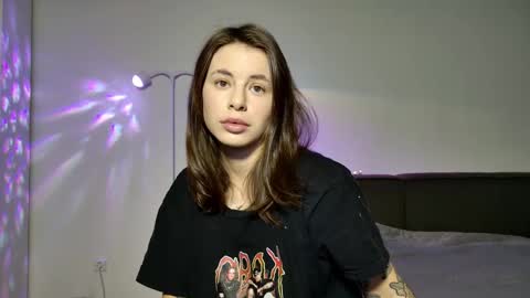 Snapshot of lucyrait chatting on 12/01/25, 01:16 Lucy online show from 12/01/25, 01:16