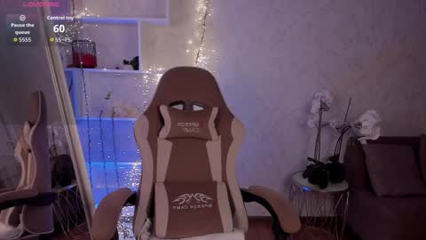 Snapshot of lucyshaw chatting on 10/01/25, 10:54 Lucy online show from 10/01/25, 10:54