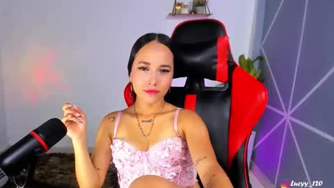 Snapshot of lucyy_rose chatting on 11/21/25, 11:25 o online show from 11/21/25, 11:25