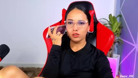 Snapshot of lucyy_rose chatting on 11/25/25, 12:43 o online show from 11/25/25, 12:43