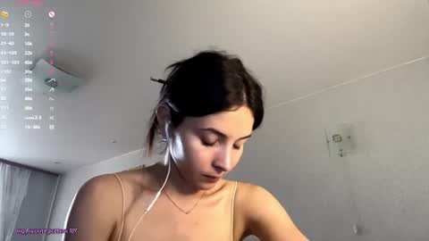 Snapshot of ludivinablice chatting on 06/10/26, 01:21 Mika online show from 06/10/26, 01:21