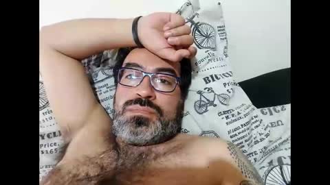 Snapshot of luis2988z chatting on 09/21/25, 10:11 Hairyman online show from 09/21/25, 10:11