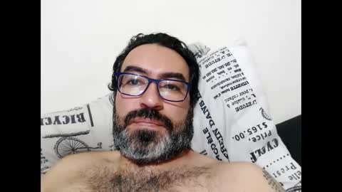 Snapshot of luis2988z chatting on 10/01/25, 04:18 Hairyman online show from 10/01/25, 04:18