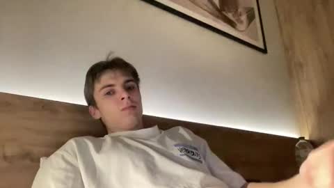 Snapshot of luis_7777 chatting on 11/12/25, 04:29 Luis online show from 11/12/25, 04:29