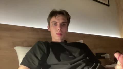 Snapshot of luis_7777 chatting on 11/15/25, 08:49 Luis online show from 11/15/25, 08:49