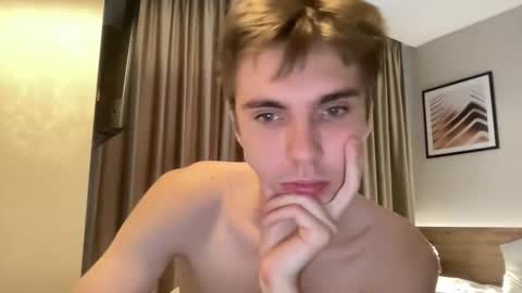 Snapshot of luis_7777 chatting on 11/18/25, 08:30 Luis online show from 11/18/25, 08:30