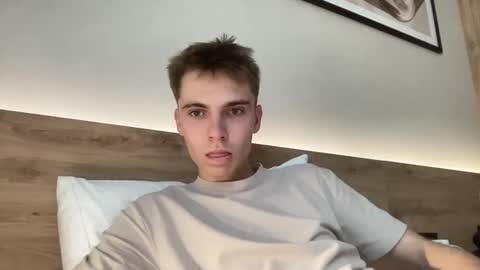 Snapshot of luis_7777 chatting on 11/24/25, 08:36 Luis online show from 11/24/25, 08:36