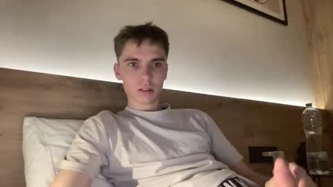 Snapshot of luis_7777 chatting on 11/25/25, 05:18 Luis online show from 11/25/25, 05:18