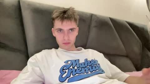 Snapshot of luis_7777 chatting on 11/26/25, 08:32 Luis online show from 11/26/25, 08:32