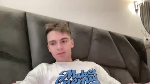 Snapshot of luis_7777 chatting on 11/27/25, 08:49 Luis online show from 11/27/25, 08:49