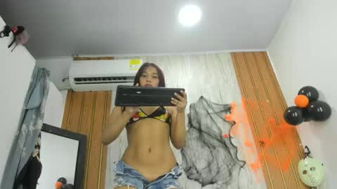 Snapshot of luisabecker_ chatting on 10/26/25, 01:39 luisa online show from 10/26/25, 01:39
