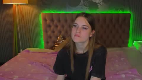 Snapshot of luisaclover chatting on 11/18/25, 02:43 LuisaClover online show from 11/18/25, 02:43