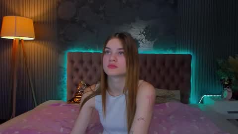 Snapshot of luisaclover chatting on 11/25/25, 01:22 LuisaClover online show from 11/25/25, 01:22