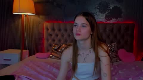 Snapshot of luisaclover chatting on 11/29/25, 05:38 LuisaClover online show from 11/29/25, 05:38