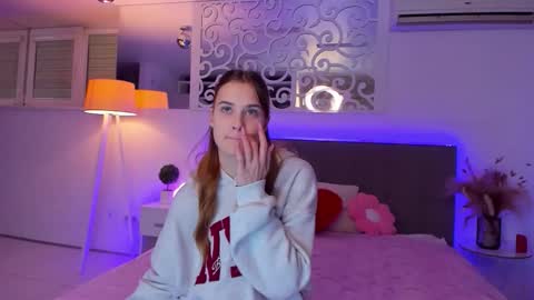 Snapshot of luisaclover chatting on 12/01/25, 02:00 LuisaClover online show from 12/01/25, 02:00