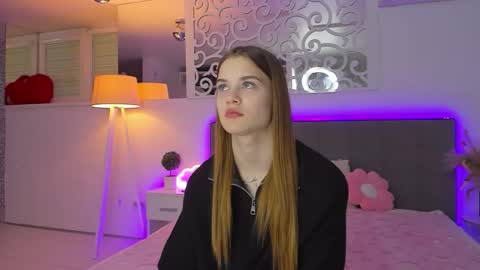 Snapshot of luisaclover chatting on 12/02/25, 01:39 LuisaClover online show from 12/02/25, 01:39