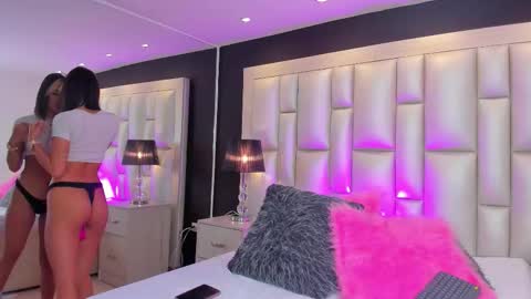 Snapshot of luisajonnes_ chatting on 10/24/25, 04:20 Luisa  online show from 10/24/25, 04:20