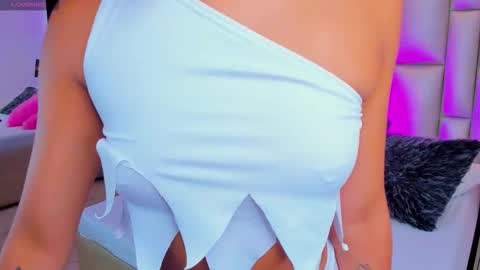 Snapshot of luisajonnes_ chatting on 10/31/25, 03:35 Luisa  online show from 10/31/25, 03:35