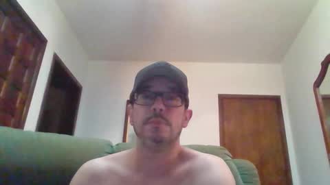 Snapshot of lukz88bigcock chatting on 12/21/24, 12:31 Luke online show from 12/21/24, 12:31