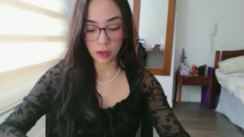 Snapshot of lulibee_ chatting on 05/18/26, 01:17 Luli online show from 05/18/26, 01:17