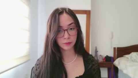 Snapshot of lulibee_ chatting on 05/27/26, 01:08 Luli online show from 05/27/26, 01:08