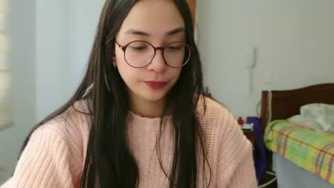 Snapshot of lulibee_ chatting on 06/12/26, 01:54 Luli online show from 06/12/26, 01:54