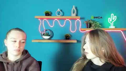 lulu_fly_ online show from 10/17/25, 08:39