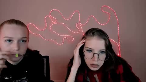 lulu_fly_ online show from 10/21/25, 08:48