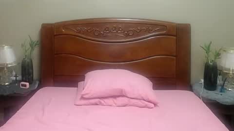 Snapshot of lulu_wild chatting on 10/16/25, 09:32 lulu_wild online show from 10/16/25, 09:32