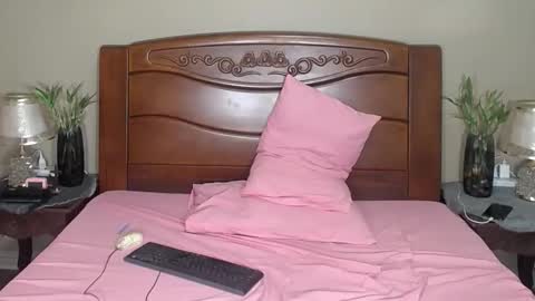 Snapshot of lulu_wild chatting on 10/27/25, 12:31 lulu_wild online show from 10/27/25, 12:31