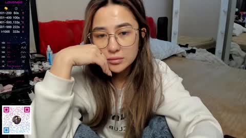 luluu_l online show from 12/22/24, 04:17