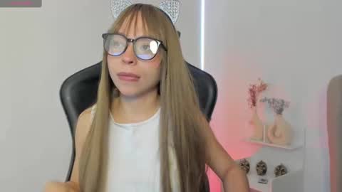 Snapshot of luluuberry chatting on 10/30/25, 12:17 luluuberry online show from 10/30/25, 12:17