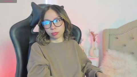 Snapshot of luluuberry chatting on 11/08/25, 01:00 luluuberry online show from 11/08/25, 01:00