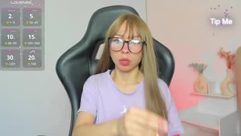 Snapshot of luluuberry chatting on 11/14/25, 10:03 luluuberry online show from 11/14/25, 10:03