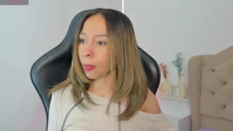 Snapshot of luluuberry chatting on 11/22/25, 12:37 luluuberry online show from 11/22/25, 12:37