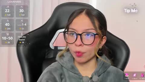 Snapshot of luluuberry chatting on 12/14/25, 02:11 luluuberry online show from 12/14/25, 02:11