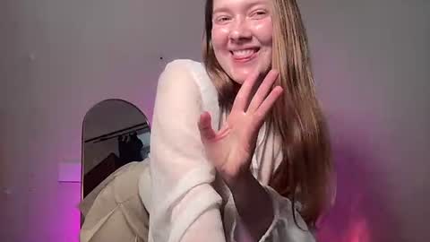 Snapshot of luminous_siren chatting on 06/11/26, 03:43 Hannah online show from 06/11/26, 03:43
