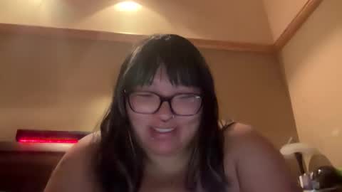 Snapshot of luna282913 chatting on 11/16/25, 01:33 Hillary online show from 11/16/25, 01:33