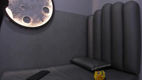 Snapshot of luna__02 chatting on 02/18/26, 12:01 Luna online show from 02/18/26, 12:01
