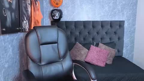 Luna online show from 10/31/25, 04:24