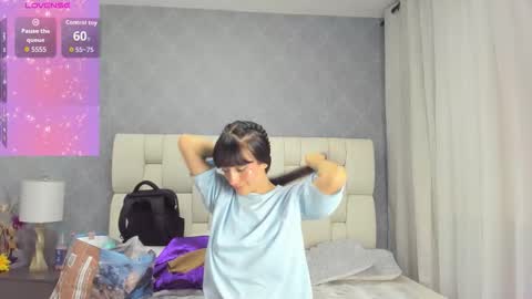 Snapshot of luna_bella3 chatting on 10/24/25, 11:39 Luna online show from 10/24/25, 11:39
