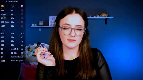 luna_berryy online show from 11/05/25, 08:31