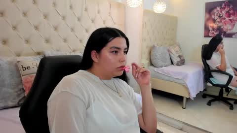 Snapshot of luna_bloomm_ chatting on 04/18/26, 09:57 Luna Bloom online show from 04/18/26, 09:57