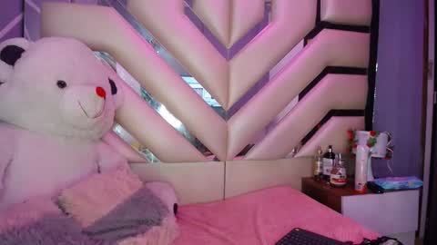 Snapshot of luna_corrs_ chatting on 01/15/25, 02:27 LUNA online show from 01/15/25, 02:27