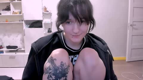 Snapshot of luna_cosmic chatting on 02/07/25, 04:35 Luna online show from 02/07/25, 04:35