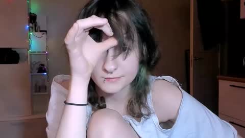Snapshot of luna_cosmic chatting on 02/19/25, 12:22 Luna online show from 02/19/25, 12:22