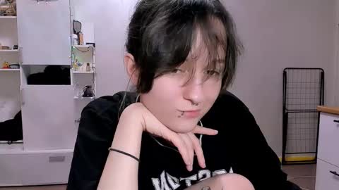 Snapshot of luna_cosmic chatting on 02/23/25, 07:17 Luna online show from 02/23/25, 07:17