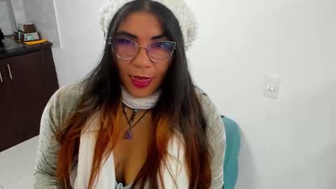 Snapshot of luna_dumont chatting on 01/16/25, 11:15 luna online show from 01/16/25, 11:15
