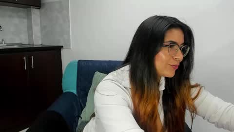 Snapshot of luna_dumont chatting on 02/13/25, 02:20 luna online show from 02/13/25, 02:20