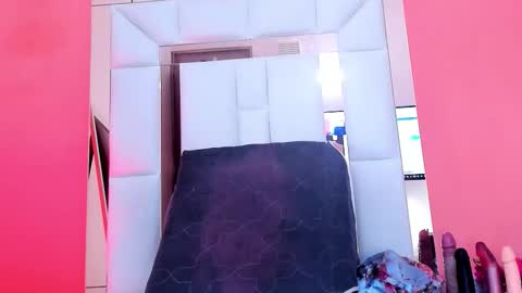 Snapshot of luna_ebony69 chatting on 10/26/25, 12:33 Luna online show from 10/26/25, 12:33